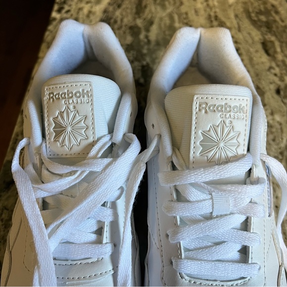 Reebok Classic Harman woman’s running sneaker. - Picture 3 of 5